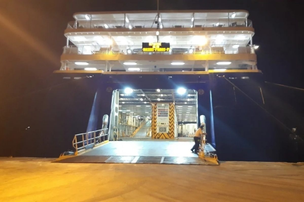 Fähre im Hafen von Katapola